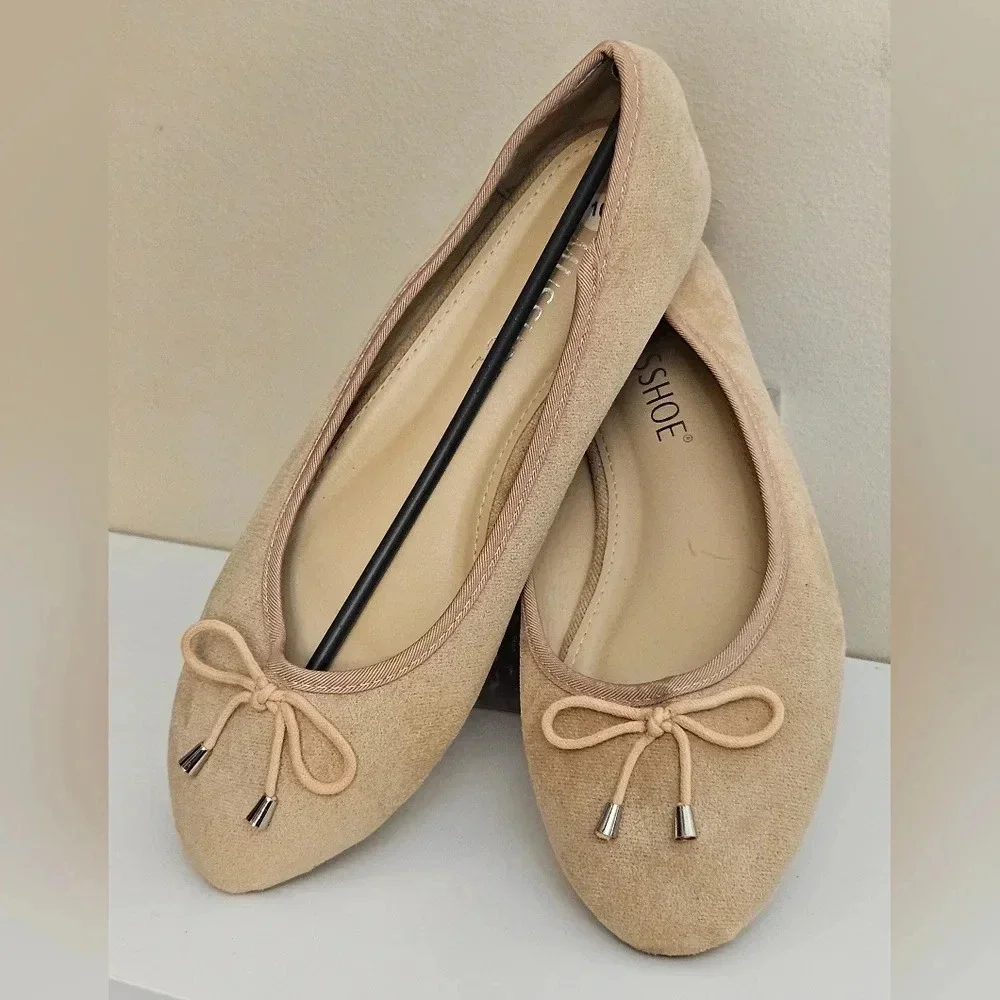 Musshoe bow decor tan flats slip ons - Picture 2 of 9